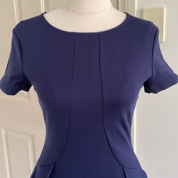 💙FOREVER NEW Sz6 Blue structured short sleeve blouse with zipper + flair detail - Picture 2 of 14